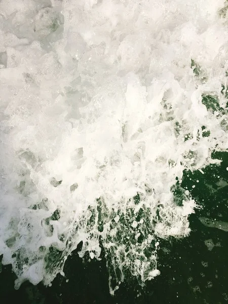 Dalgalar kıyıya alıştırma ulaşan deniz — Stok fotoğraf