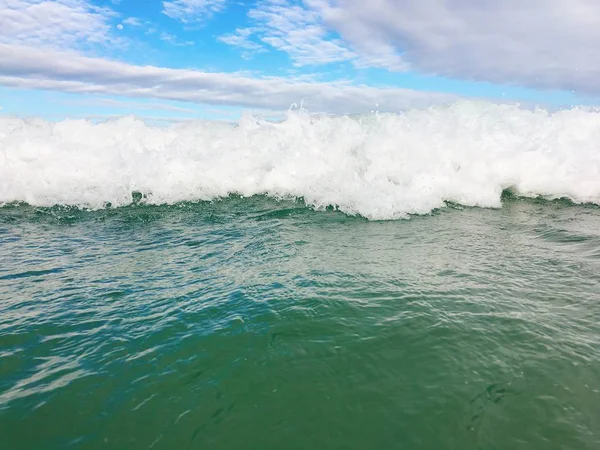 Ondas do mar que atingem a costa — Fotografia de Stock