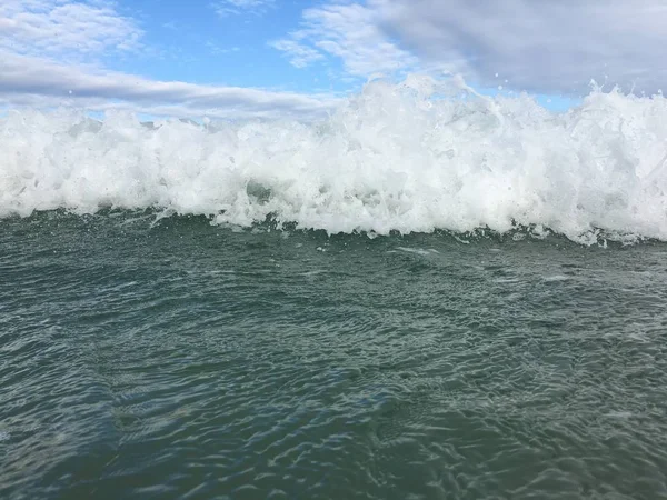 Elérése partján a Leppelő tenger hullámai — Stock Fotó