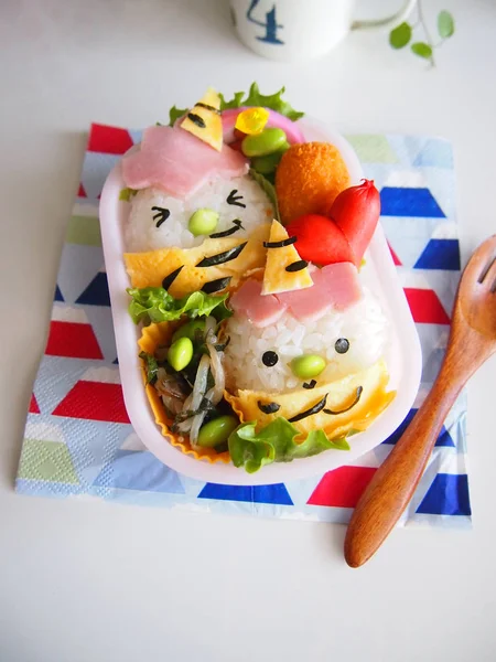 Hermoso tazón de arroz para el almuerzo con verduras — Foto de Stock