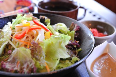 Ramen noodles taze marul ve havuç