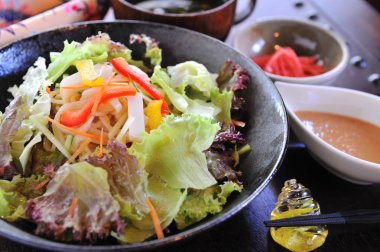 Ramen noodles taze marul ve havuç