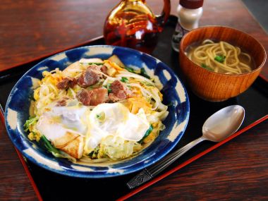 Udon ramen noodle ahşap masa üzerinde biftek ve yumurta ile