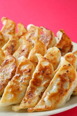 Beyaz çanak üzerinde Japonca köfte