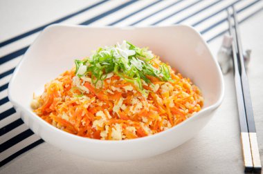 Yumurta beyaz kase ile özel havuç salatası