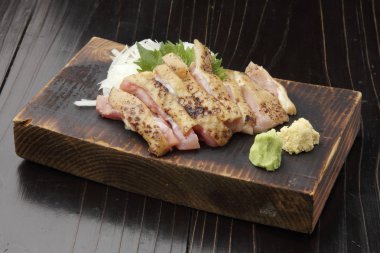 Ahşap tabakta wasabi ile kavrulmuş doğranmış tavuk