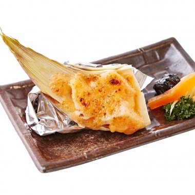 Kızarmış som balığı yüzgeci üzerinde siyah paltter