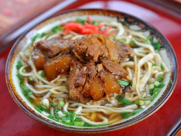 Ramen udon nudlar med sauterad nöt i skål — Stockfoto