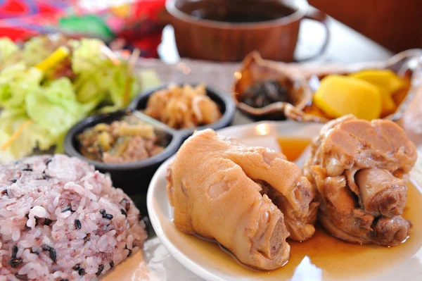 Makan nasi dalam gaya cina dengan kaki babi — Stok Foto