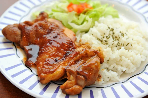 Piring nasi dengan iga babi panggang dan selada — Stok Foto