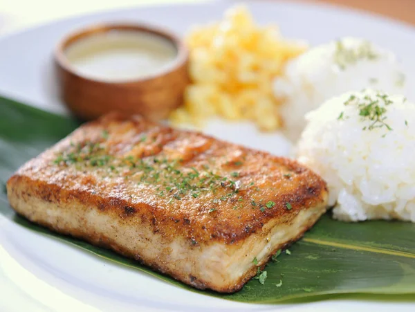 Platte Reis mit gebratenem Fischfilet — Stockfoto