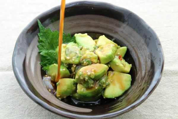 Сладкий авокадо в японском стиле на черной чаше — стоковое фото