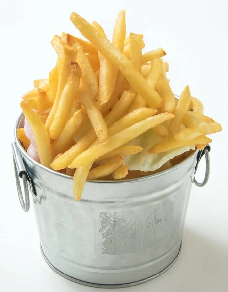 Gebakken aardappelen chips in IJzeren kom op witte achtergrond — Stockfoto