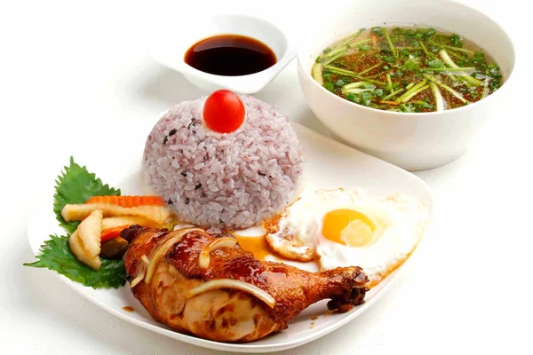 Makan siang Vietnam set nasi dengan kaki ayam goreng — Stok Foto