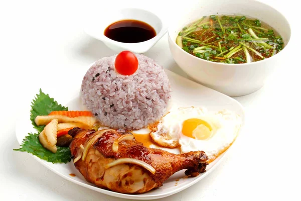 Vietnamesisches Mittagessen Reis mit gebratenen Hühnerkeulen — Stockfoto