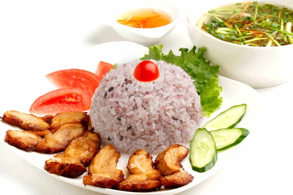 Almoço vietnamita conjunto de arroz com porco frito e sopa — Fotografia de Stock