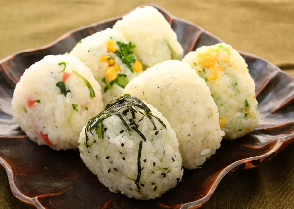 Japanische Art von Reis onigiri auf schwarzem Teller — Stockfoto
