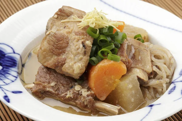 Turp ve havuç ile sote domuz kaburga