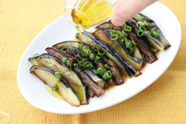 Melanzane alla griglia con olio e cipolla su piatto bianco — Foto Stock