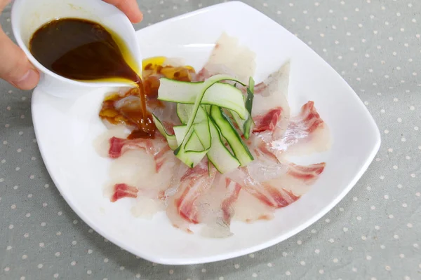 Sashimi fresco de pescado con salsa en bandeja blanca — Foto de Stock