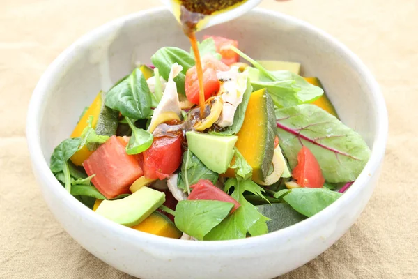 Ensalada especial mezclada con aguacate, tomate y espinacas —  Fotos de Stock