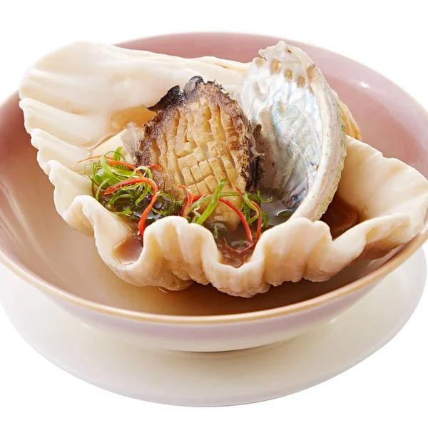 Раковина жареного морского ушка с луком на миске — стоковое фото