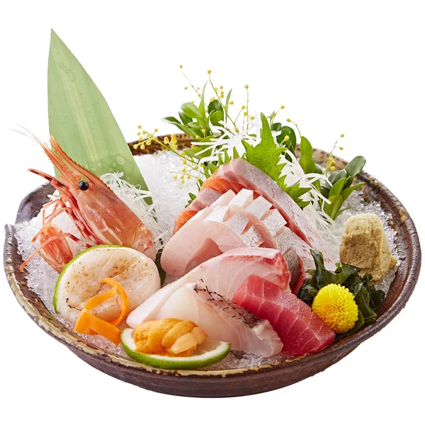 Чаша свежих суши с тунцом, морские ушки, креветки и травы — стоковое фото