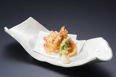 Siyah beyaz tabakta kızarmış tempura karides