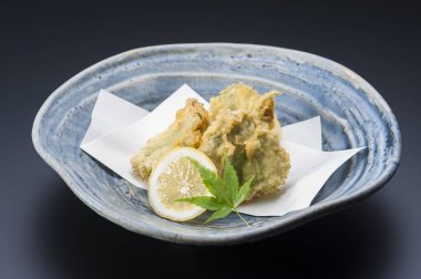 Kızarmış tempura sebze tabağı içinde taze limon ile