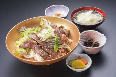 Biftek, marul ve Japon tarzı çorbaya pirinç