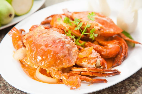 Sopa de caranguejo vermelho frito com ervas no prato branco — Fotografia de Stock