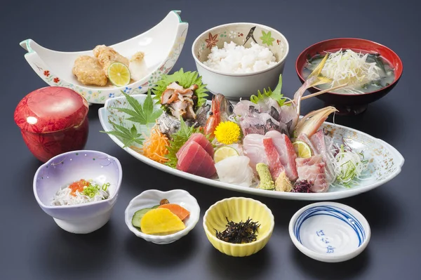 Японская специальная еда с суши-тунцом, креветками, раковиной, жареной рыбой — стоковое фото