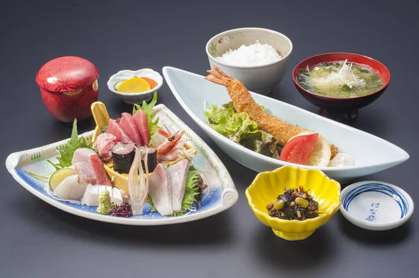 Sushi maaltijd met verse sashimi tonijn, gebakken garnalen, inktvis, maki, — Stockfoto