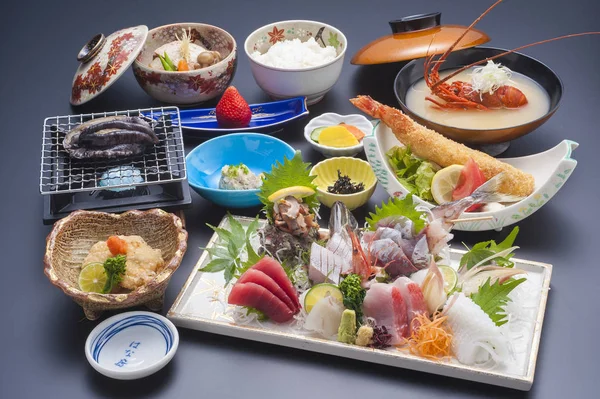 Японская специальная еда с суши-тунцом, креветками, раковиной, жареной рыбой — стоковое фото