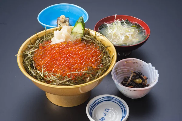 Чаша суши из красной икры с морскими водорослями — стоковое фото