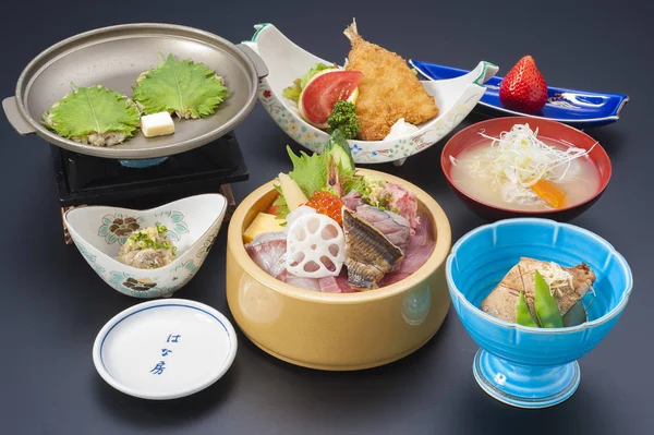 Japanse speciale maaltijd met sushi, gebakken vis en zeewier soep — Stockfoto