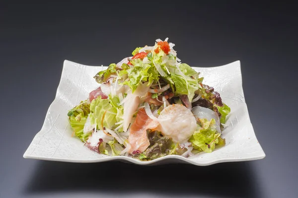 Salada especial com salmão de alface, ervas, cebola e tomate — Fotografia de Stock