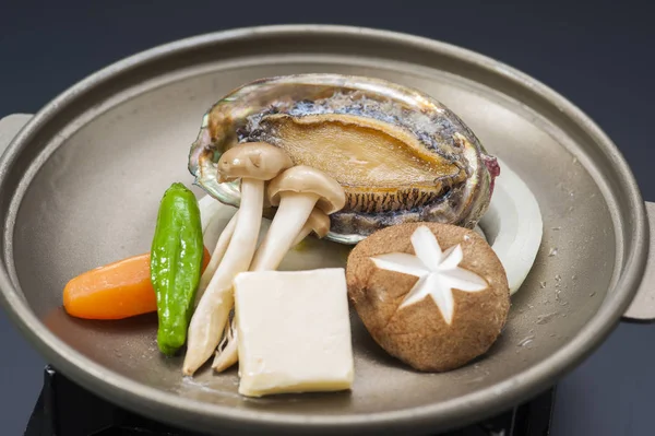 Abulón fresco con champiñón y tofu en la sartén — Foto de Stock