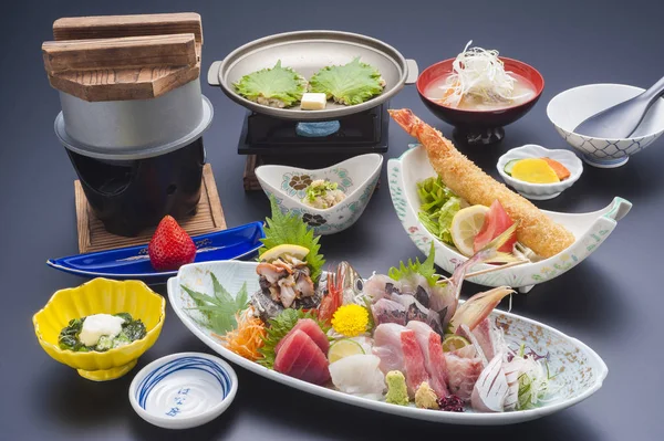 Japanse speciale maaltijd met sushi tonijn, garnaal, shell, gebakken vis — Stockfoto