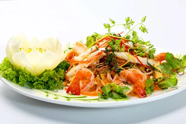Салат из морепродуктов с креветками, салатом из кальмаров, листьями мяты и травами — стоковое фото