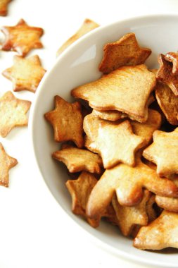 Pasta ve bisküvi ile beyaz kase üzerinde yıldız şekli