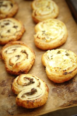 Soslu kek üzerine ahşap masa ile tuzlu kulaklık