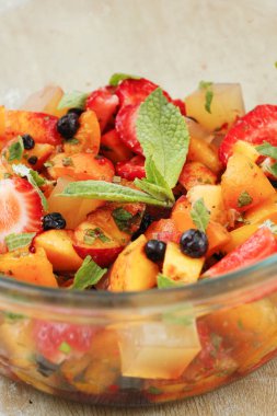 Meyveler ve meyve salatası dilim jöle ve nane sosu ile