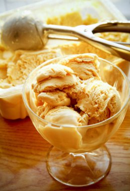 Masanın üzerinde cam karamel dondurma