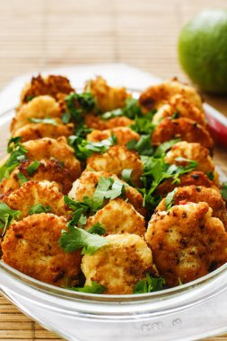 Beyaz tabak üzerinde Chili, kireç ve zencefil ile Haddock pirzola