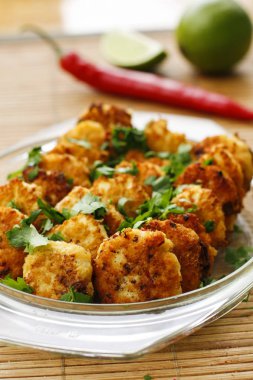 Bammbo tepsisinde biber, kireç ve zencefil ile Haddock pirzola