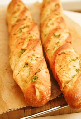 Ahşap tahta üzerine sarılmış kağıt ile Fransız tarzı ekmek