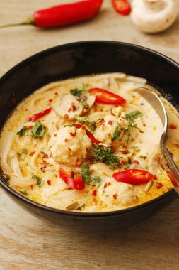 Hindistan cevizi sütü ve Chili ile baharatlı balık topu çorbası