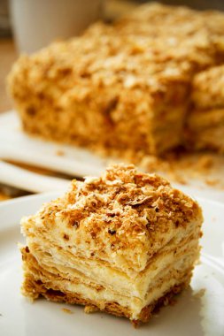 Masada beyaz tabakta özel pasta