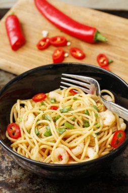 Soya sosu ve kırmızı karides acılı spagetti
